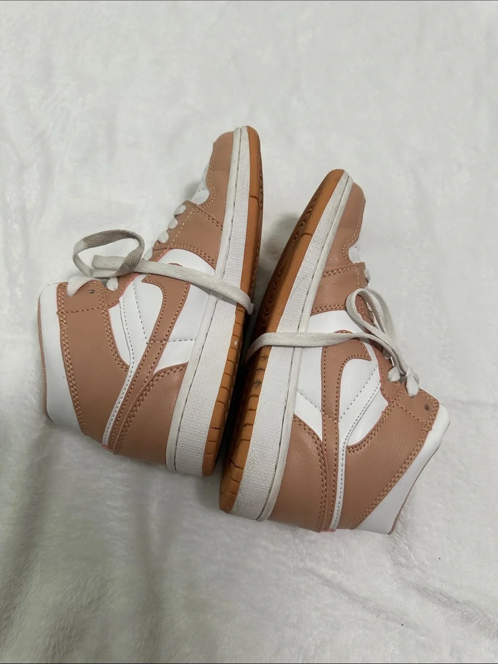 🏰 Jordan 1 Mid Tan Gum Mens Sneaker